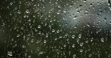 Cam pencerelere yağmur yağıyor