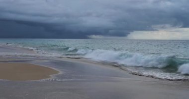 Grande Anse, Deshaies, Basse Terre, French West Indies, Guadeloupe sahillerindeki fırtınalı hava.