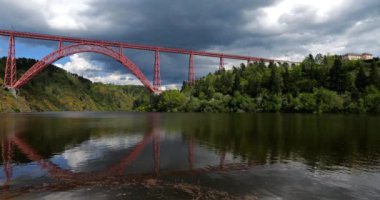 Garabit Viaduct, Gustave Eiffel tarafından Truyere Nehri 'nde inşa edilmiş, Cantal Bölümü, Fransa,