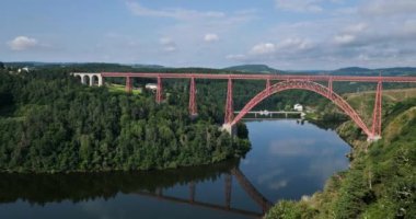 Garabit Viaduct, Gustave Eiffel tarafından Truyere Nehri 'nde inşa edilmiş, Cantal Bölümü, Fransa,