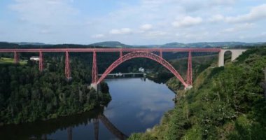 Garabit Viaduct, Gustave Eiffel tarafından Truyere Nehri 'nde inşa edilmiş, Cantal Bölümü, Fransa,
