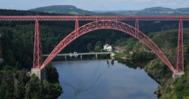 Garabit Viaduct, Gustave Eiffel tarafından Truyere Nehri 'nde inşa edilmiş, Cantal Bölümü, Fransa,
