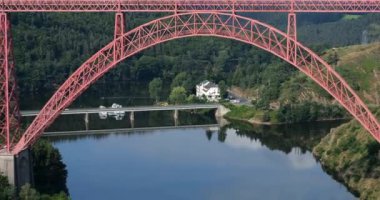 Garabit Viaduct, Gustave Eiffel tarafından Truyere Nehri 'nde inşa edilmiş, Cantal Bölümü, Fransa,