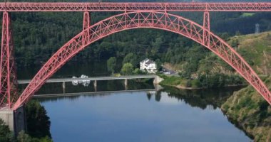 Garabit Viaduct, Gustave Eiffel tarafından Truyere Nehri 'nde inşa edilmiş, Cantal Bölümü, Fransa,