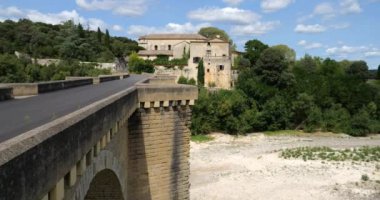Saint Nicolas de Campagnac Köprüsü, Gardon Nehri 'ni geçiyor, Gard Bölümü, Fransa