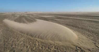 Kumsalda güçlü bir rüzgar esiyor Espiguette, Camargue, Fransa