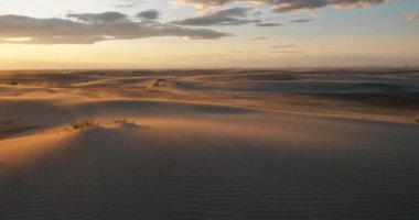 Gün batımında güçlü rüzgar kumsalda Espiguette, Camargue, Fransa