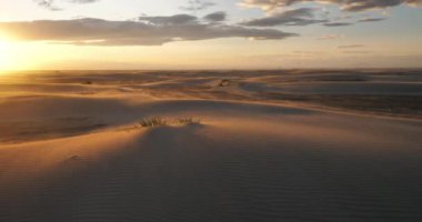 Gün batımında güçlü rüzgar kumsalda Espiguette, Camargue, Fransa