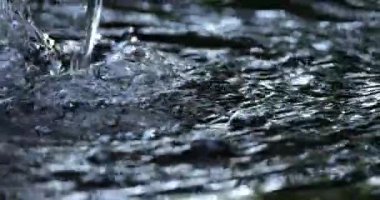 Musluktan akan tatlı su.