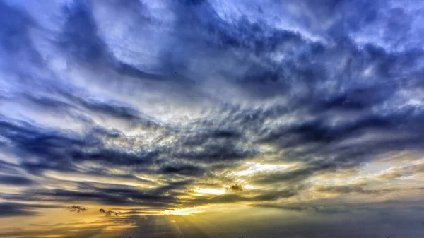Dramatisch Dunkler Abendhimmel Mit Sonne Und Bunten Wolken — Stockfoto