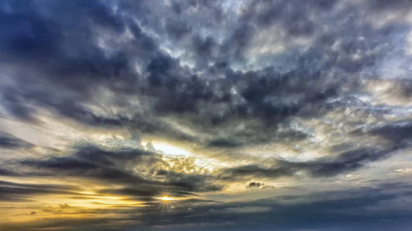 Abendsonne Mit Kleinen Strahlen Und Dunklen Wolken Himmel Herbst — Stockfoto