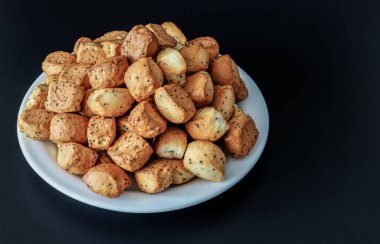 Litvanya geleneksel Noel yemekleri, siyah arka planda izole edilmiş Noel cipsleri ve haşhaşlanmış gelinciklerle