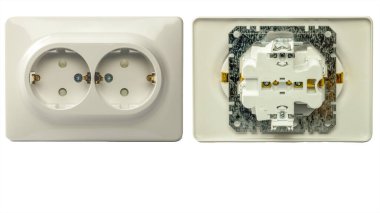 Her iki tarafında da beyaz arka planda izole edilmiş iki prizli elektrik prizi.