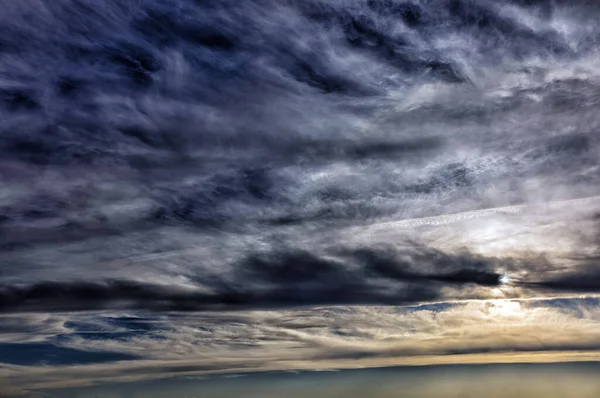 Ciel Avec Gros Nuages Sombres Tempête Lumière Soleil Pendant Journée — Photo