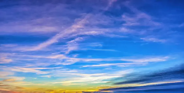 Sommerabend Sonnenuntergang Himmelsanblick Mit Windgewehten Wolken Und Sonnenlicht — Stockfoto