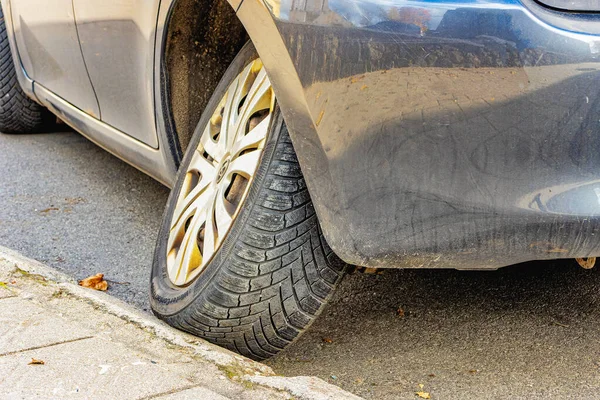 Автомобиль Toyota Yaris Ломается Городской Улице Сломанным Задним Колесом Panevezys — стоковое фото