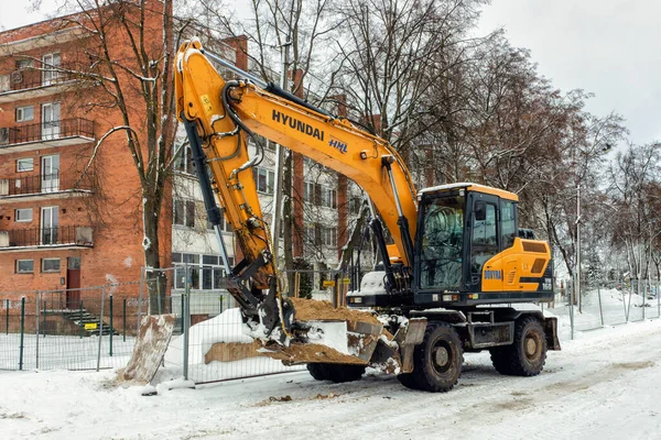 Invierno Naranja Hyundai Excavadora Ruedas Con Cubo Sitio Construcción Arena — Foto de Stock