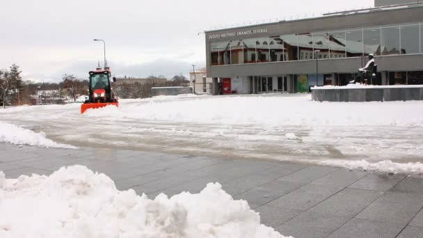 ブルドーザーとロータリーブラシを備えたKioti 4020トラクターは 街の広場の舗装から雪をきれいにします パネベイズだ リトアニア 09番 12歳 2022年 — ストック動画
