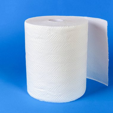 Mavi arka planda kağıt havlu rulosu, yan görünüm