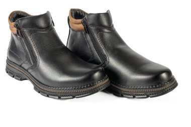 Beyaz arka planda siyah erkek botları izole edilmiş yakın plan görüntüsü