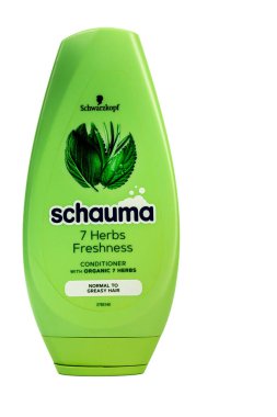 Schwarzkopf schauma şampuanı. Normal saç için 7 çeşit organik bitki özü. Beyaz arka planda izole edilmiş. Panevezy 'ler. Litvanya. 03 numara. On iki. 2022.