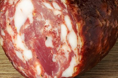 Geleneksel Litvanya yemekleri, soğuk tütsülenmiş Litvanya sosisi meşe kesme tahtasına yakın.