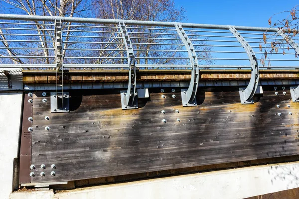 Yaya Köprüsünün Metal Korkuluk Yapısının Dışında Bahar Boyunca — Stok fotoğraf