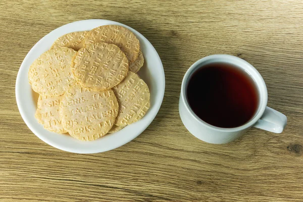 Ansicht Von Weizenmehl Chips Mit Tasse Tee Auf Eichentisch — Stockfoto