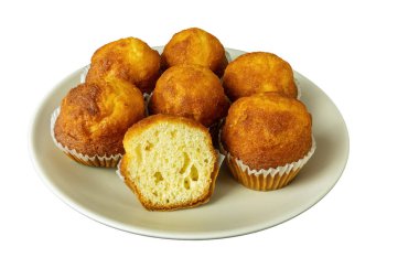 Mini kekler, beyaz arka planda bir tabakta çörekler izole edilmiş.