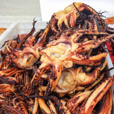 Ahtapot dokunaçları açık hava pazarında satılıyor. Yakından tüttürüyorlar.