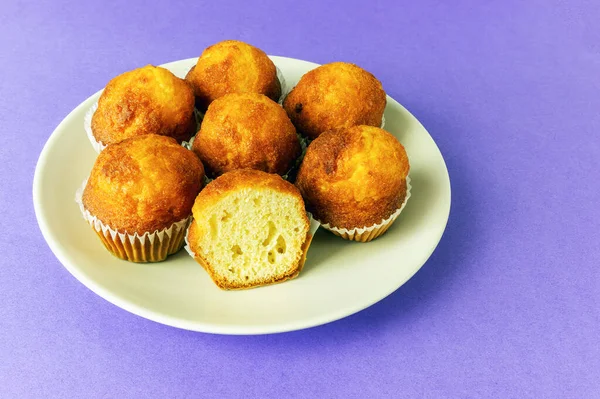 Mini Muffins Cupcakes Plate Purple Paper Background — Stock Photo, Image