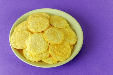 Levhada buğday un yuvarlak çipleri üst görünüm Litvanya yazı Taler mor zemin üzerinde