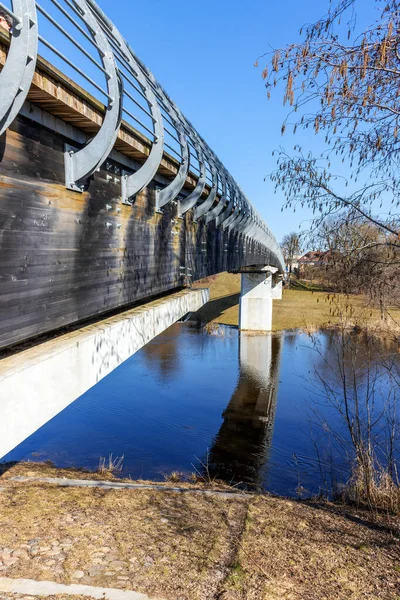 Lkbaharda Nehir Boyunca Uzanan Metal Köprü Korkuluklarının Dış Görünüşü — Stok fotoğraf