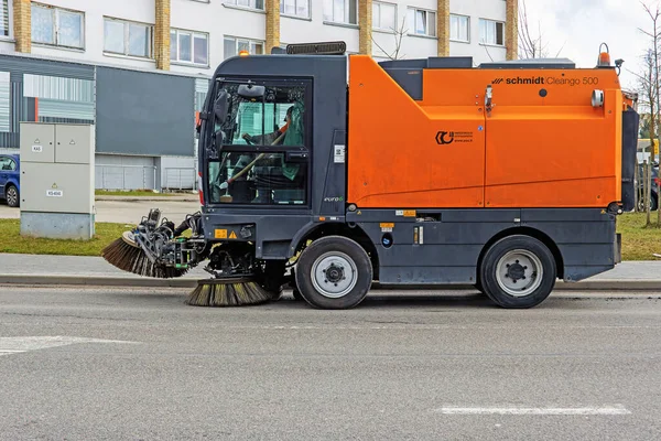市サービスのオレンジ市清掃機械は市内通りで動作します パネベイズだ リトアニア 28歳 2023年 — ストック写真