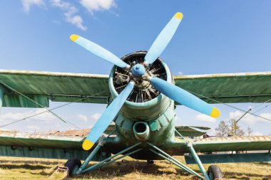 Eski Rus uçağı An-2 ilkbahar manzaralı çayırda. Panevezy 'ler. Litvanya. - 14. 04 numara. 2023.