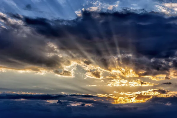 Барвисте Вогняне Вечірнє Небо Заході Сонця Сонячними Променями Між Хмарами — стокове фото