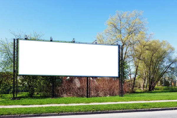 Prázdný Billboard Poblíž Stromů Slunečného Jarního Dne Royalty Free Stock Obrázky