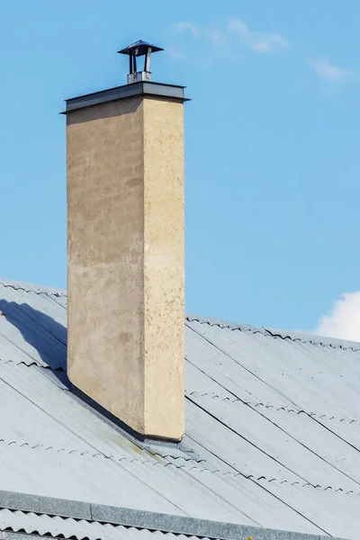 Der Freigelegte Ziegelkamin Eines Hauses Mit Einer Edelmetallverkleidung Vor Himmelshintergrund — Stockfoto