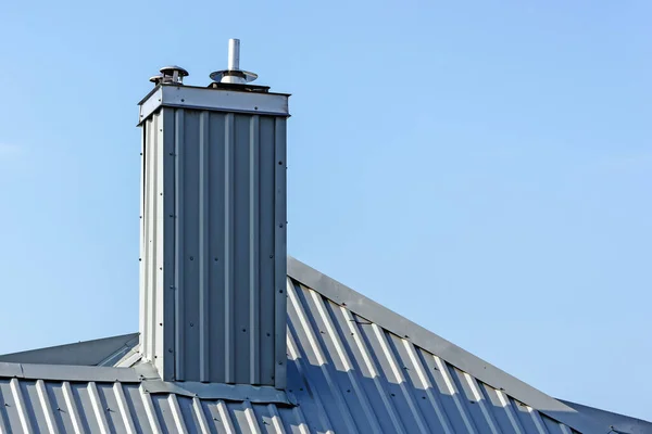 Komín Konzervovaného Domu Kulatou Nerezovou Vložkou Plechové Střeše Pozadí Oblohy — Stock fotografie