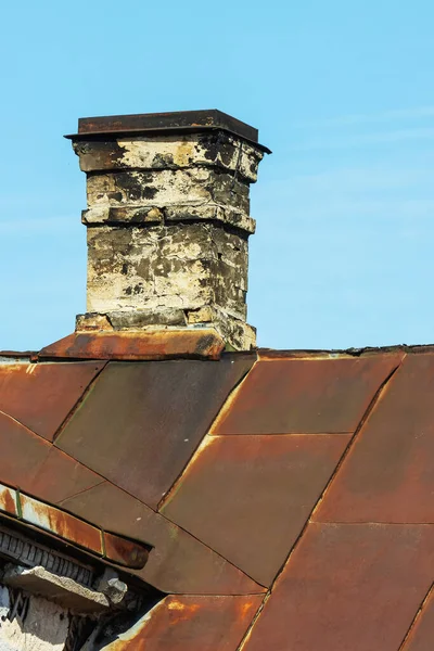 Starý Popraskané Cihly Komín Domu Zrezivělou Střechou Cín Proti Obloze — Stock fotografie