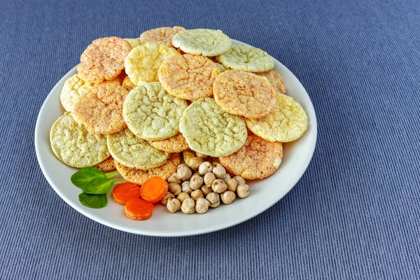 野菜と無脂肪ひよこ豆のチップの健康的なビーガンスナックテーブルクロス上のプレート上に — ストック写真