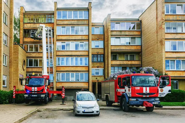 Две Пожарные Машины Многоквартирном Доме Помощь Panevezys Литва 723 2023 — стоковое фото