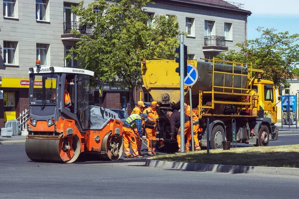 Los Trabajadores Carretera Reparan Asfalto Calle Con Palas Equipo Técnico — Foto de Stock