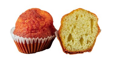 Mini kekler, beyaz arka planda küçük kekler izole edilmiş yan manzara