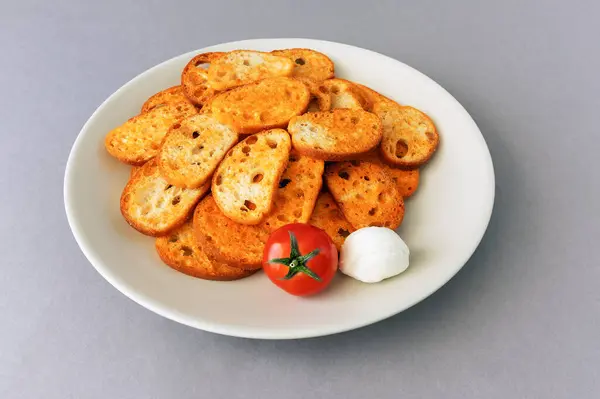 Tranches Pain Grillées Tomate Mozzarella Sur Fond Gris — Photo