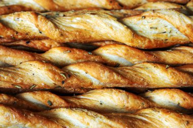 Arka planda biberiyeli tereyağlı maya hamurunun yakın plan çekimi.