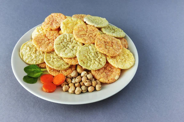 野菜と低脂肪ひよこ豆のチップの健康的なビーガンスナックグレーの背景にプレート上に — ストック写真