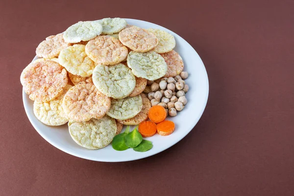 Snack Vegano Saludable Chips Garbanzos Bajos Grasa Con Verduras Plato — Foto de Stock