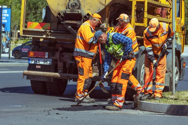 Los Trabajadores Carretera Utilizan Palas Rastrillos Para Reparar Asfalto Una — Foto de Stock
