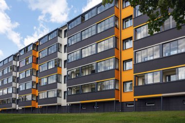 Sovyet döneminden kalma eski bir apartmanın cephesi yenilendi. Kupiskis Litvanya. 10 Temmuz 2023